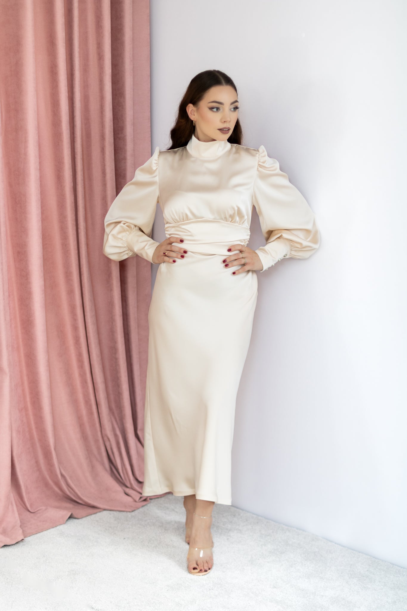 Raja satynowa sukienka midi z rękawem kremowa