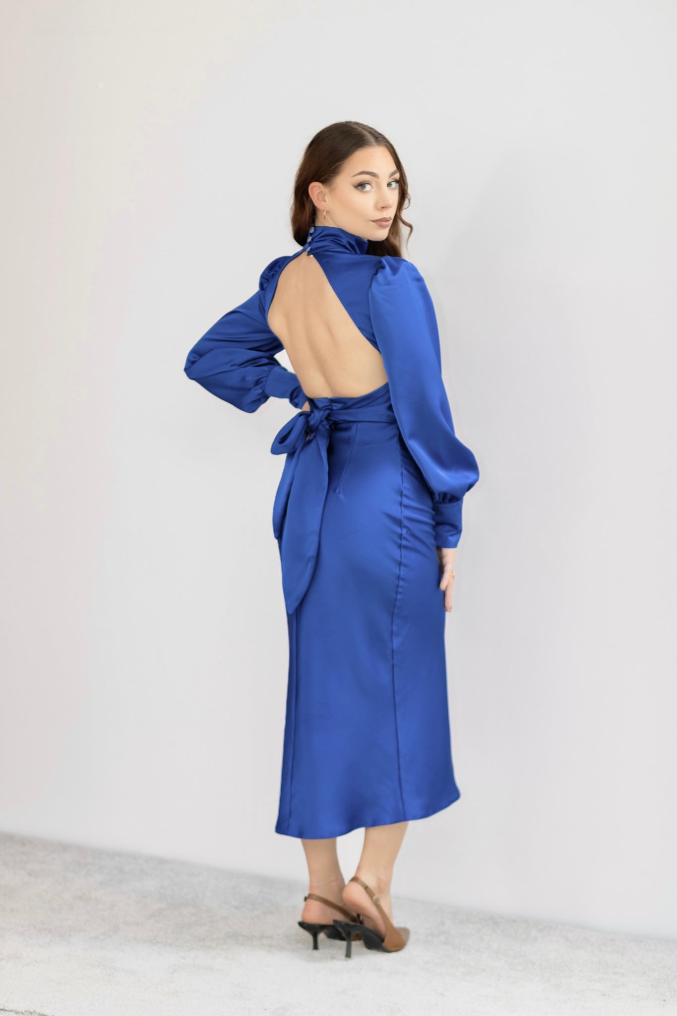 Raja satynowa sukienka midi z rękawem niebieska