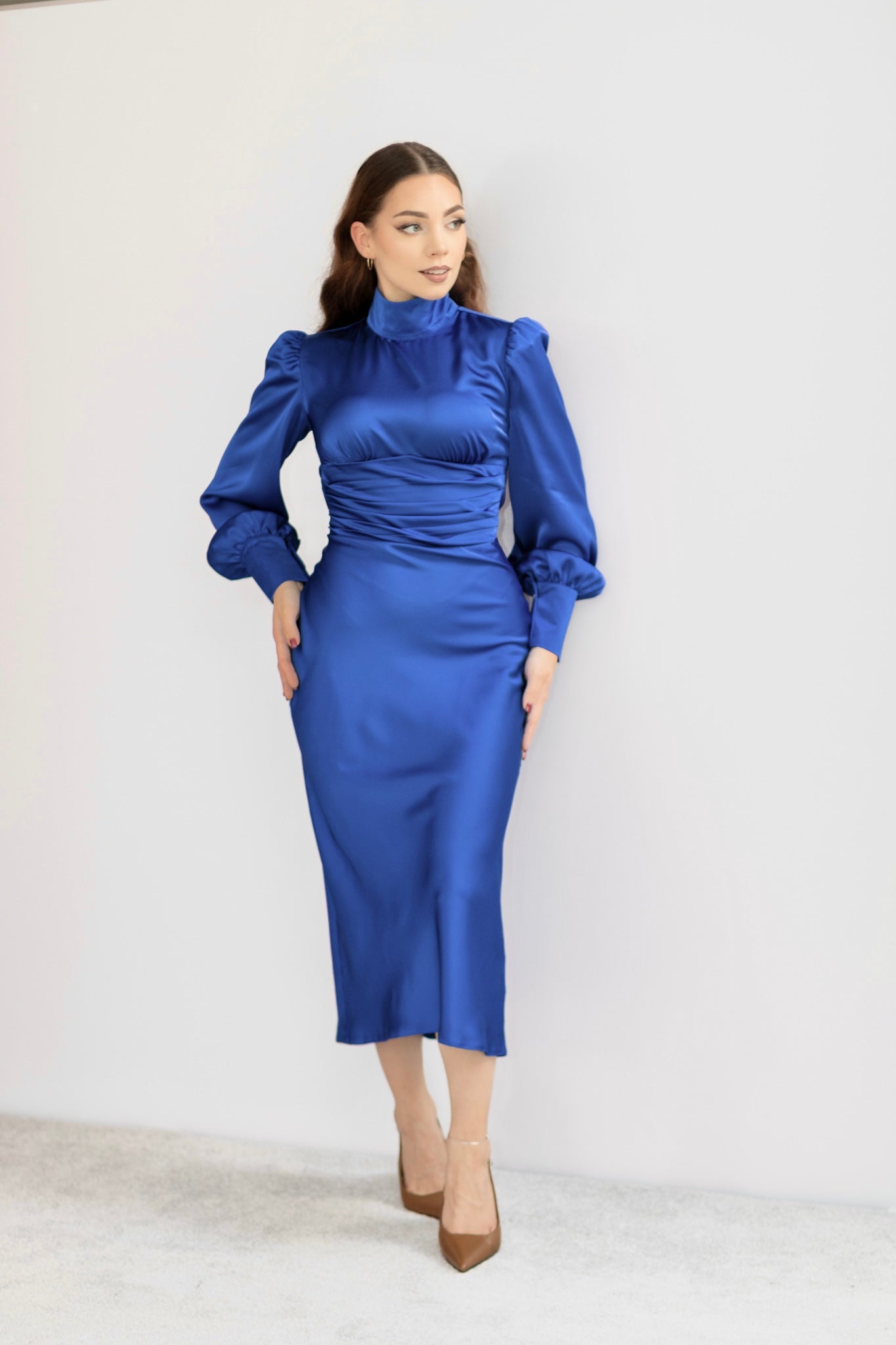 Raja satynowa sukienka midi z rękawem niebieska