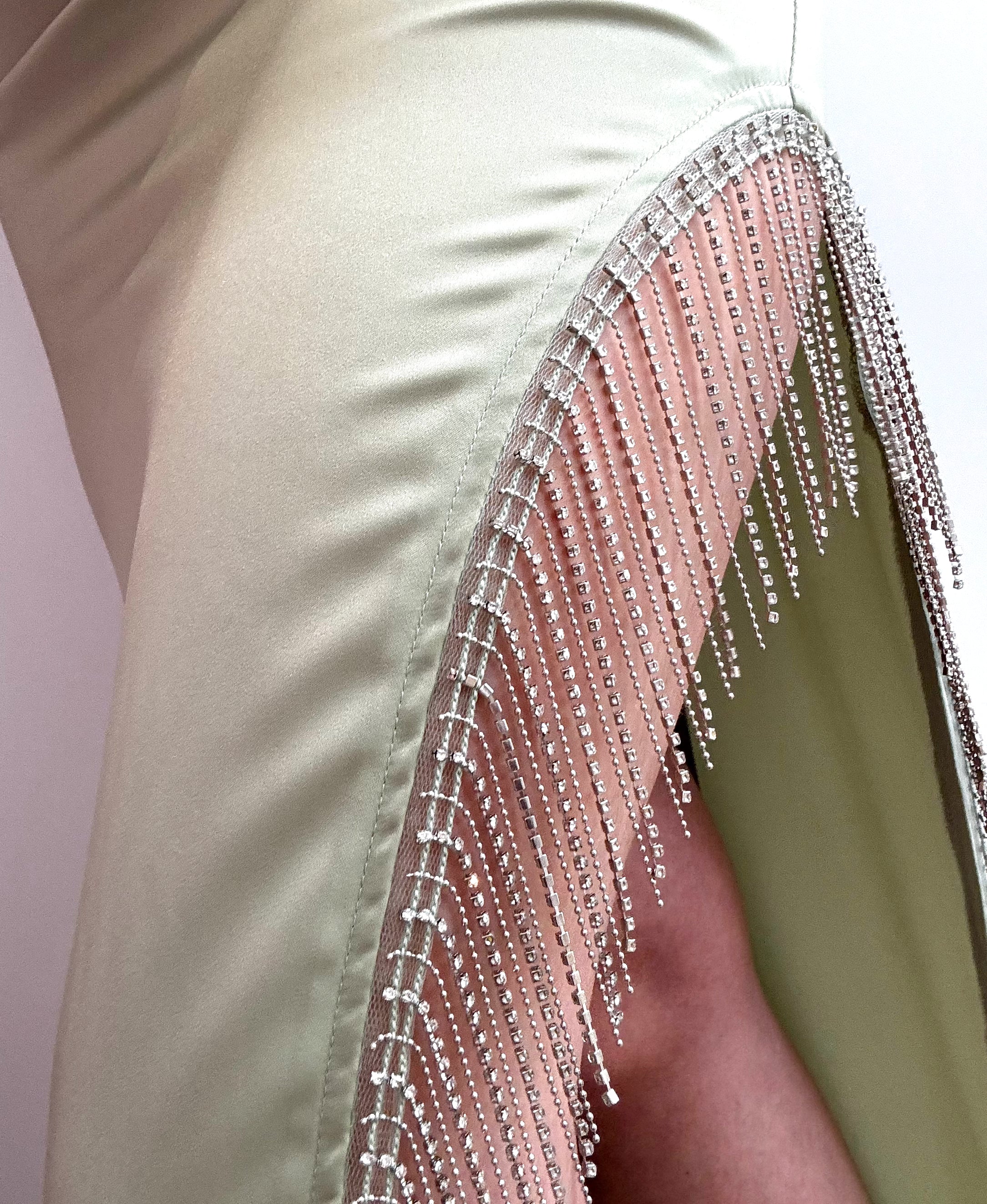 Liliana satynowa sukienka maxi oliwkowa