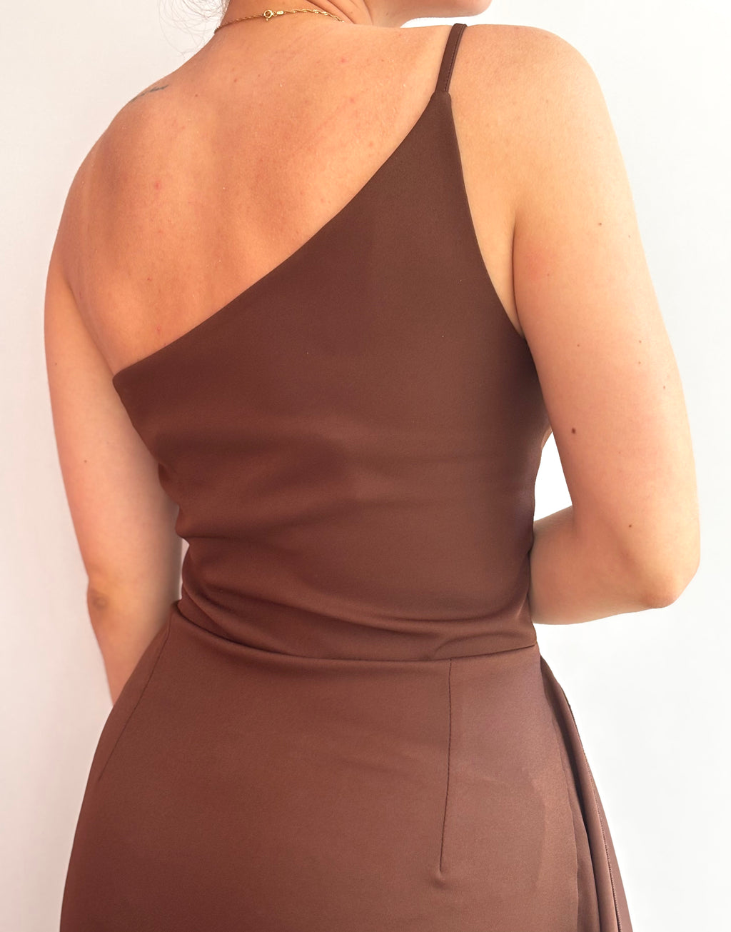 Molly asymetryczna brązowa sukienka maxi