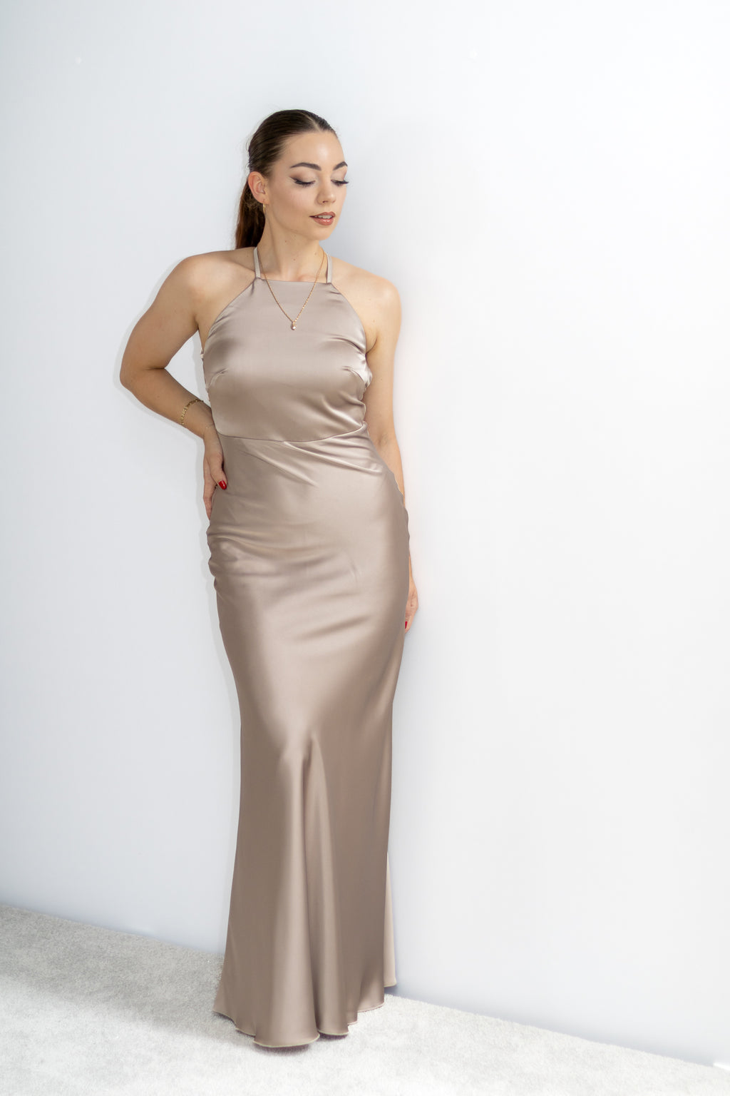 Chloe satynowa sukienka maxi mokka