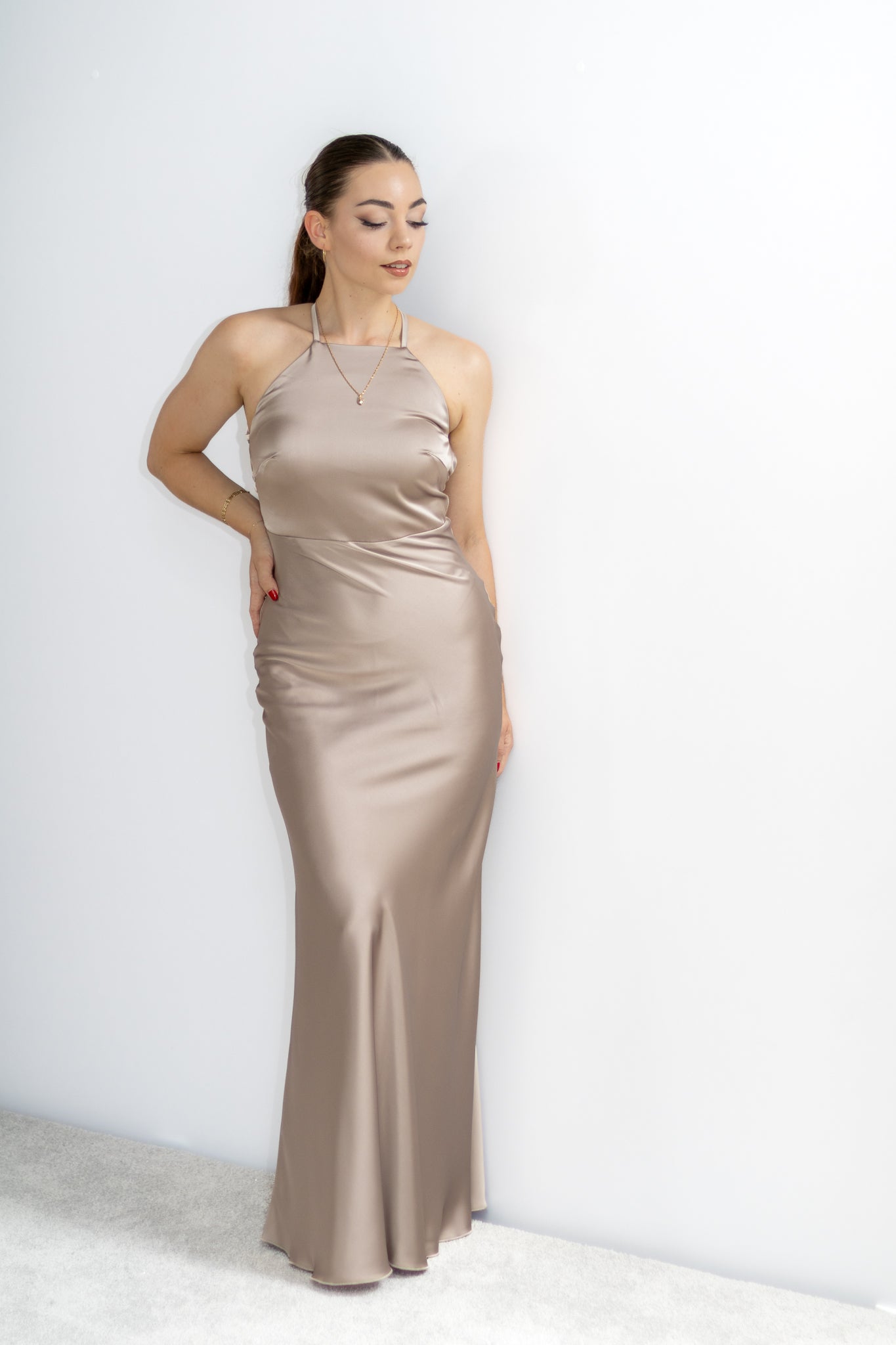 Chloe satynowa sukienka maxi mokka