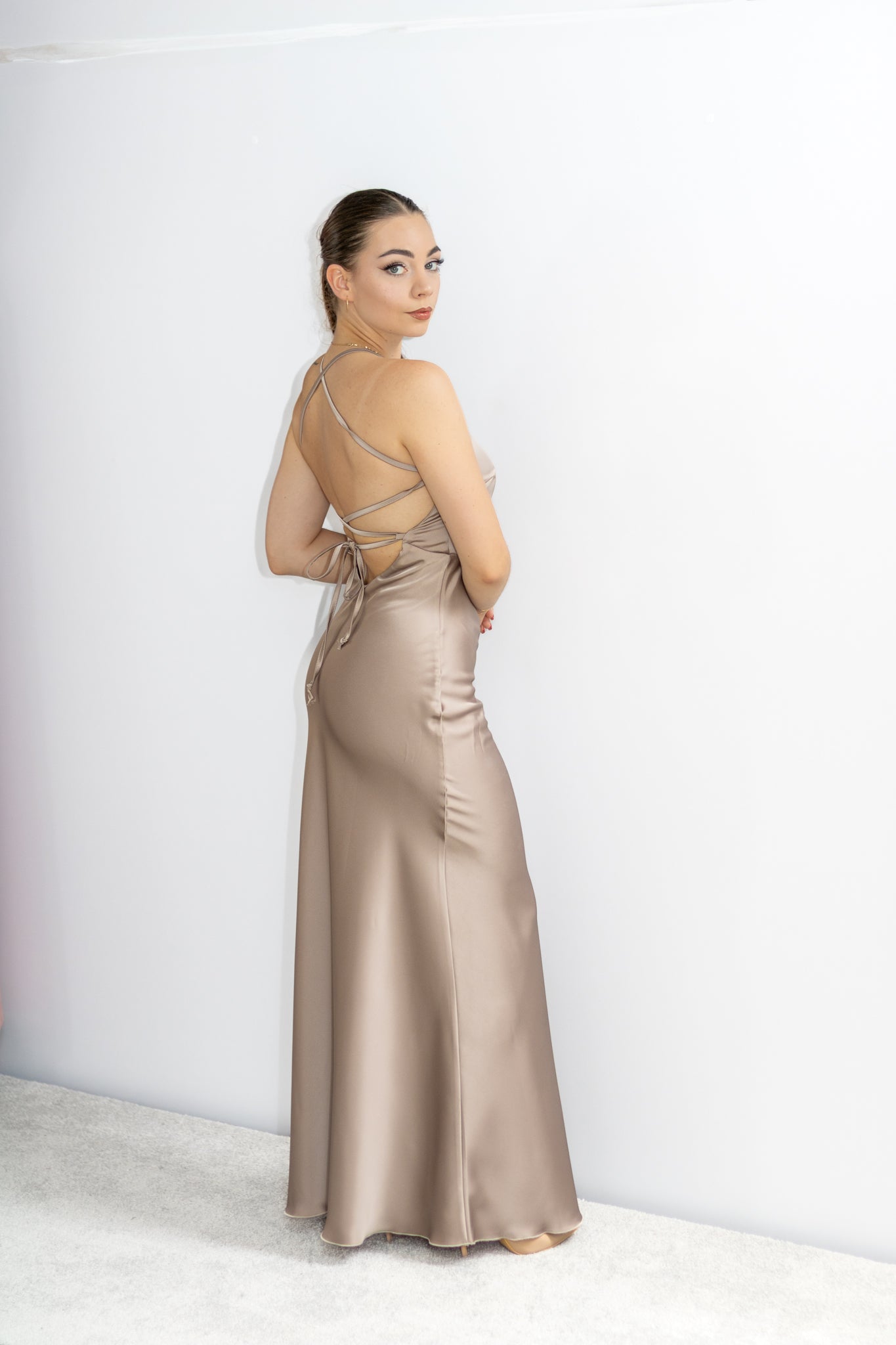 Chloe satynowa sukienka maxi mokka