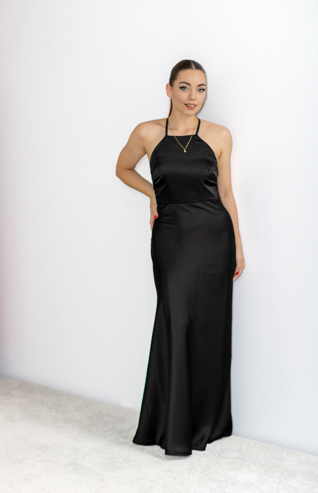 Chloe satynowa czarna sukienka maxi