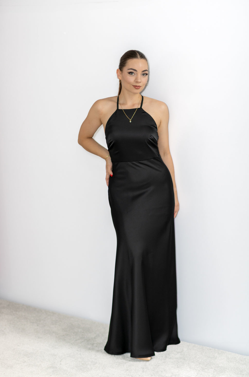 Chloe satynowa czarna sukienka maxi