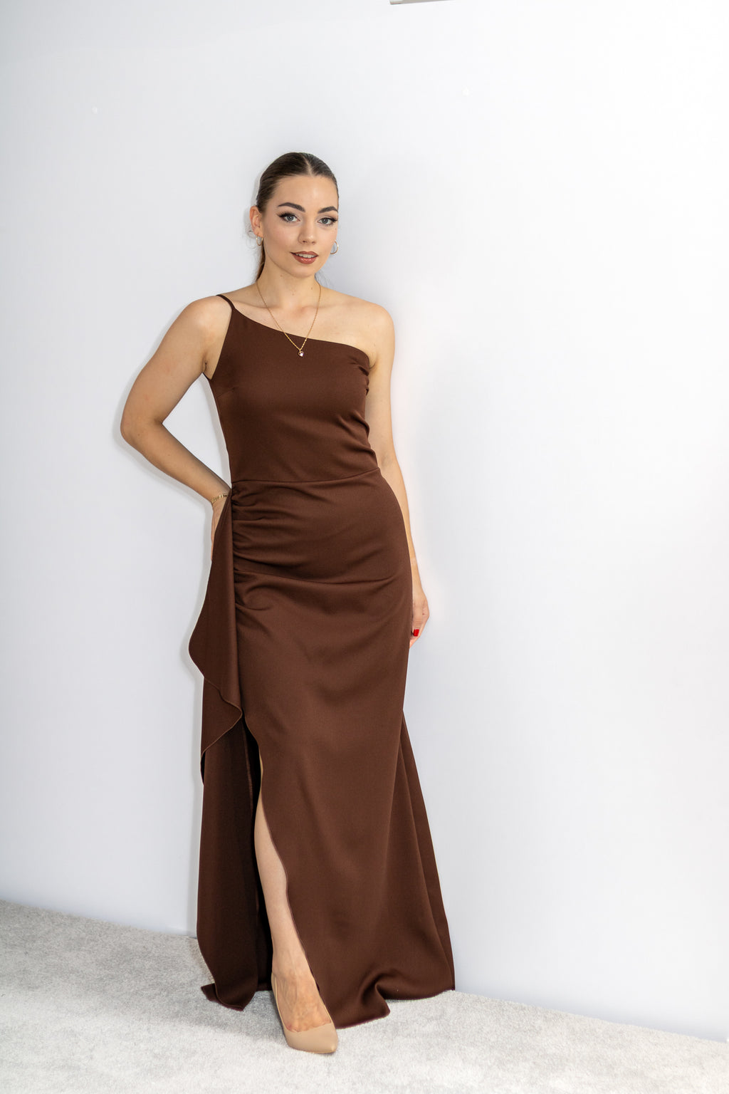 Molly asymetryczna brązowa sukienka maxi