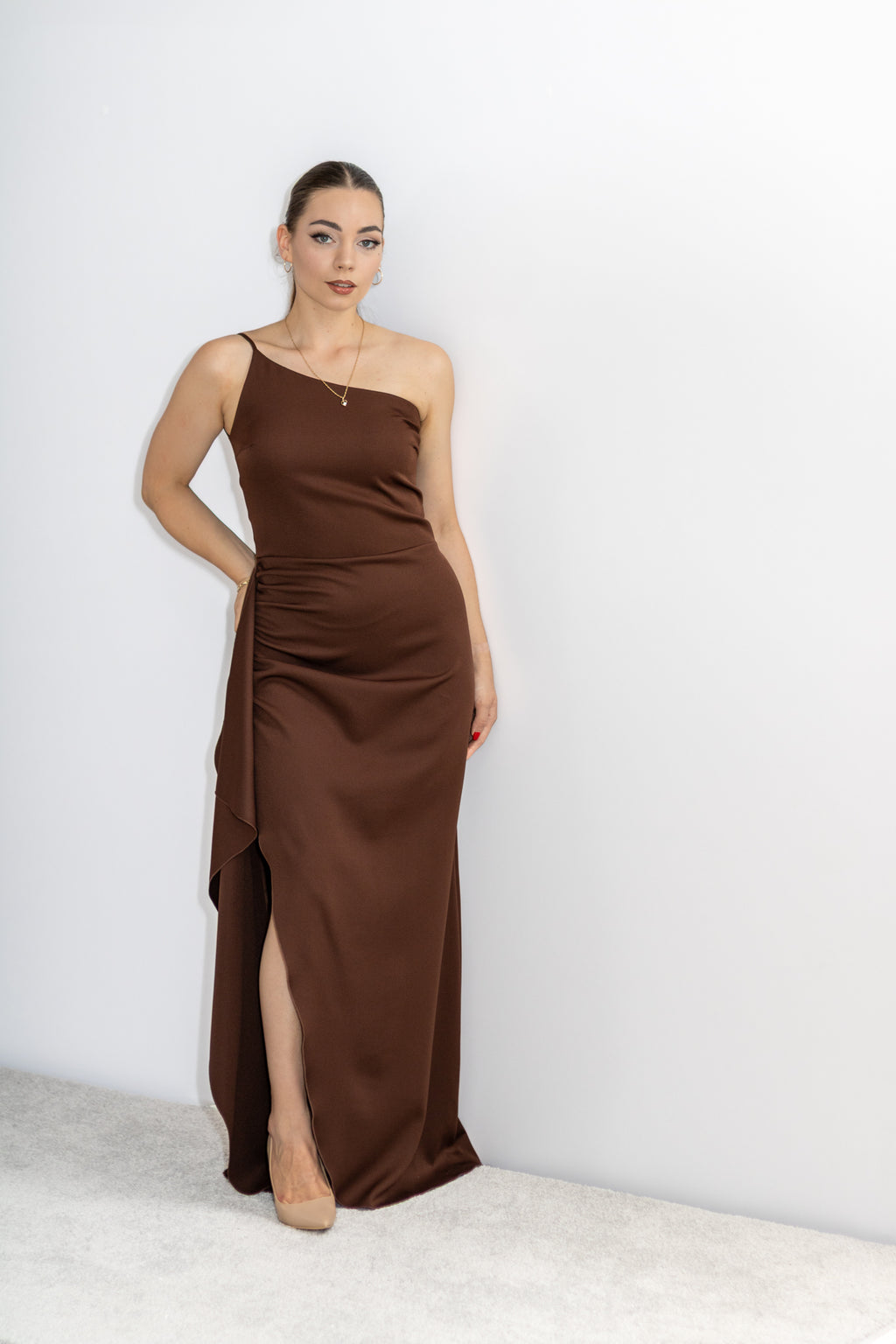 Molly asymetryczna brązowa sukienka maxi