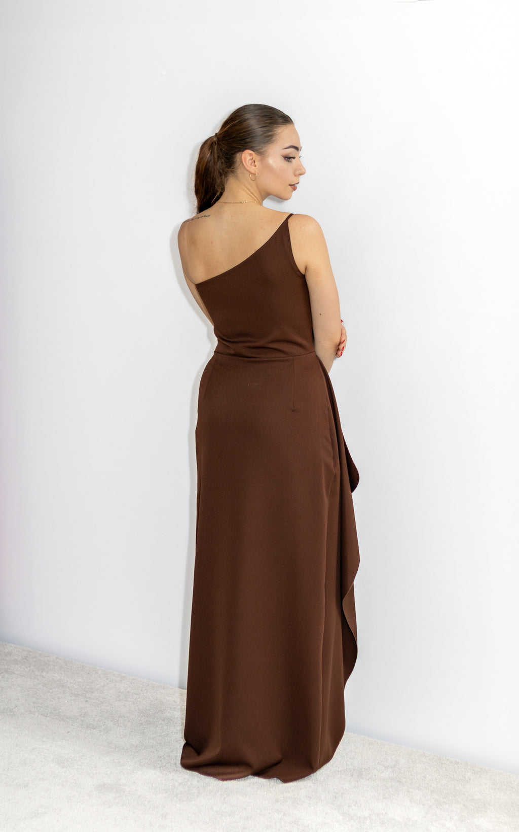 Molly asymetryczna brązowa sukienka maxi