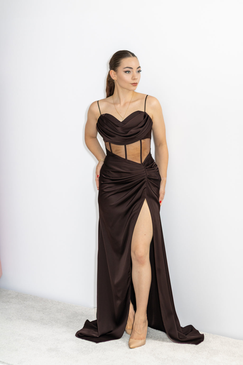 Serena satynowa brązowa sukienka maxi