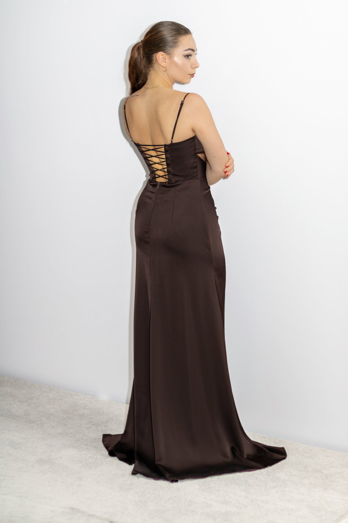 Serena satynowa brązowa sukienka maxi