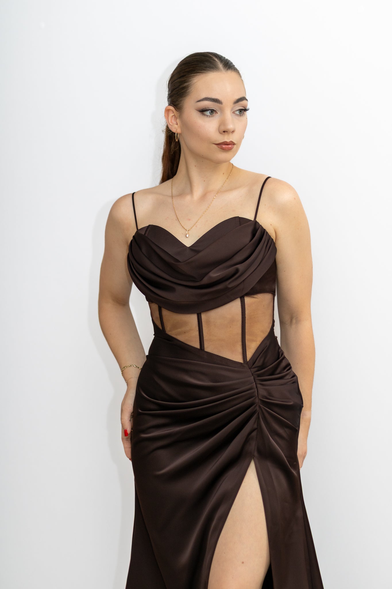 Serena satynowa brązowa sukienka maxi