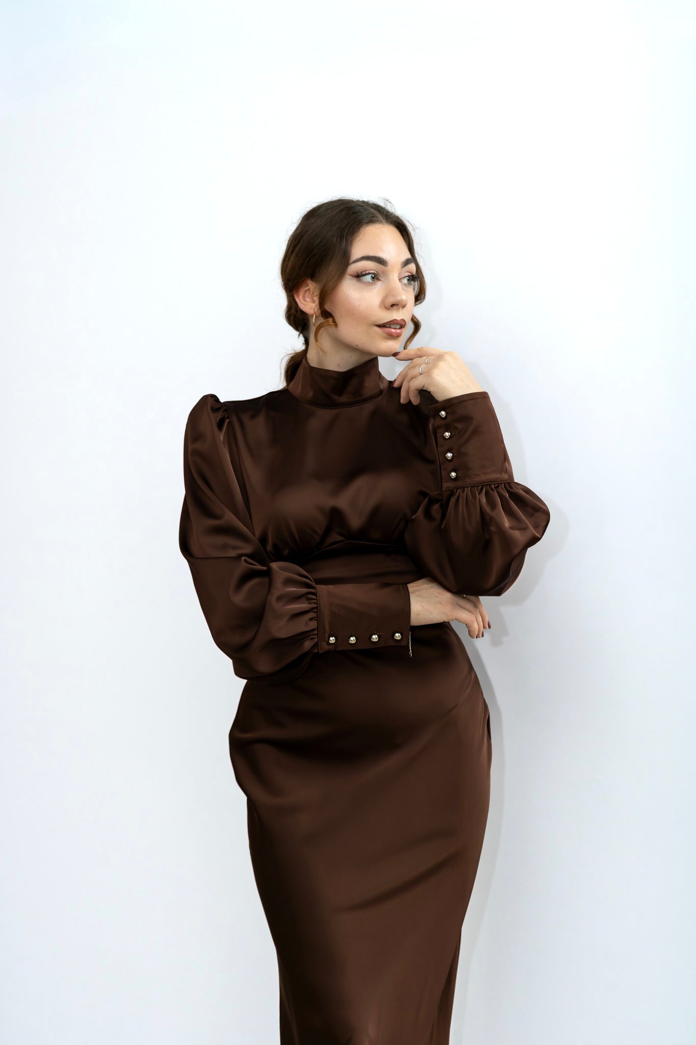 Raja satynowa sukienka midi z rękawem brązowa