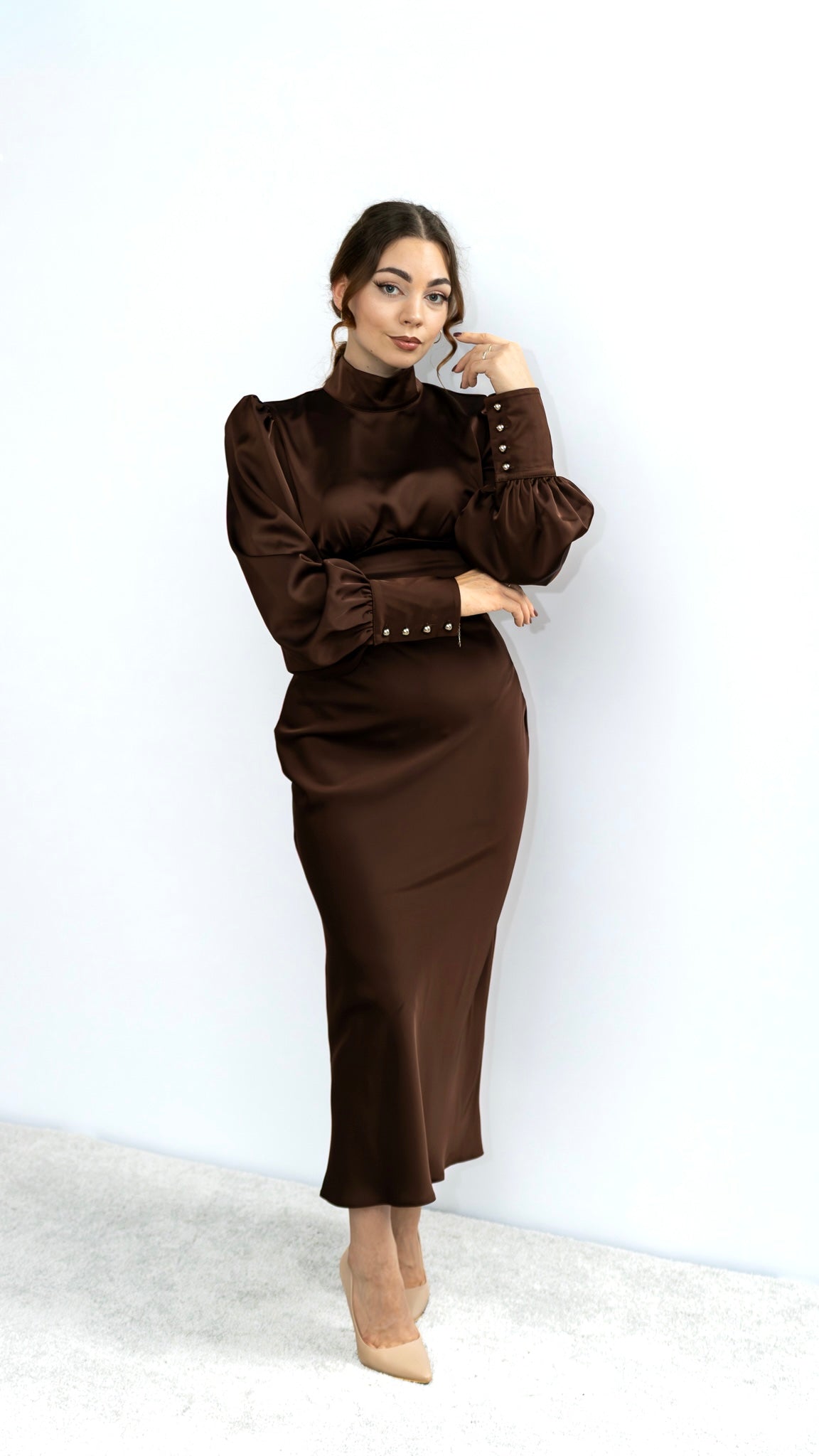 Raja satynowa sukienka midi z rękawem brązowa