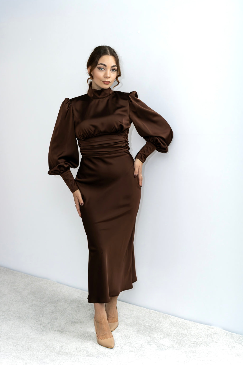 Raja satynowa sukienka midi z rękawem brązowa