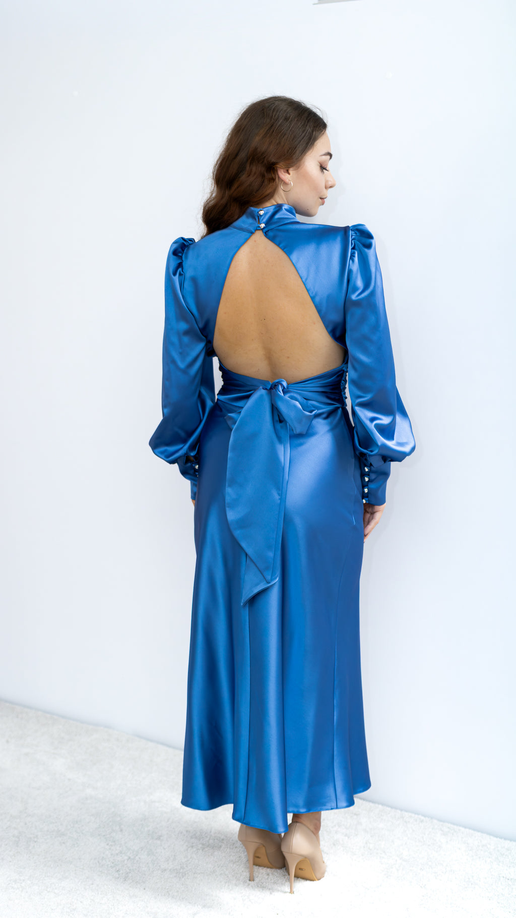 Raja satynowa sukienka midi z rękawem niebieska