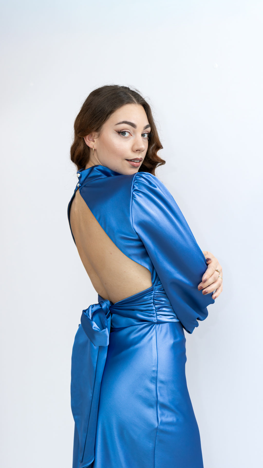 Raja satynowa sukienka midi z rękawem niebieska