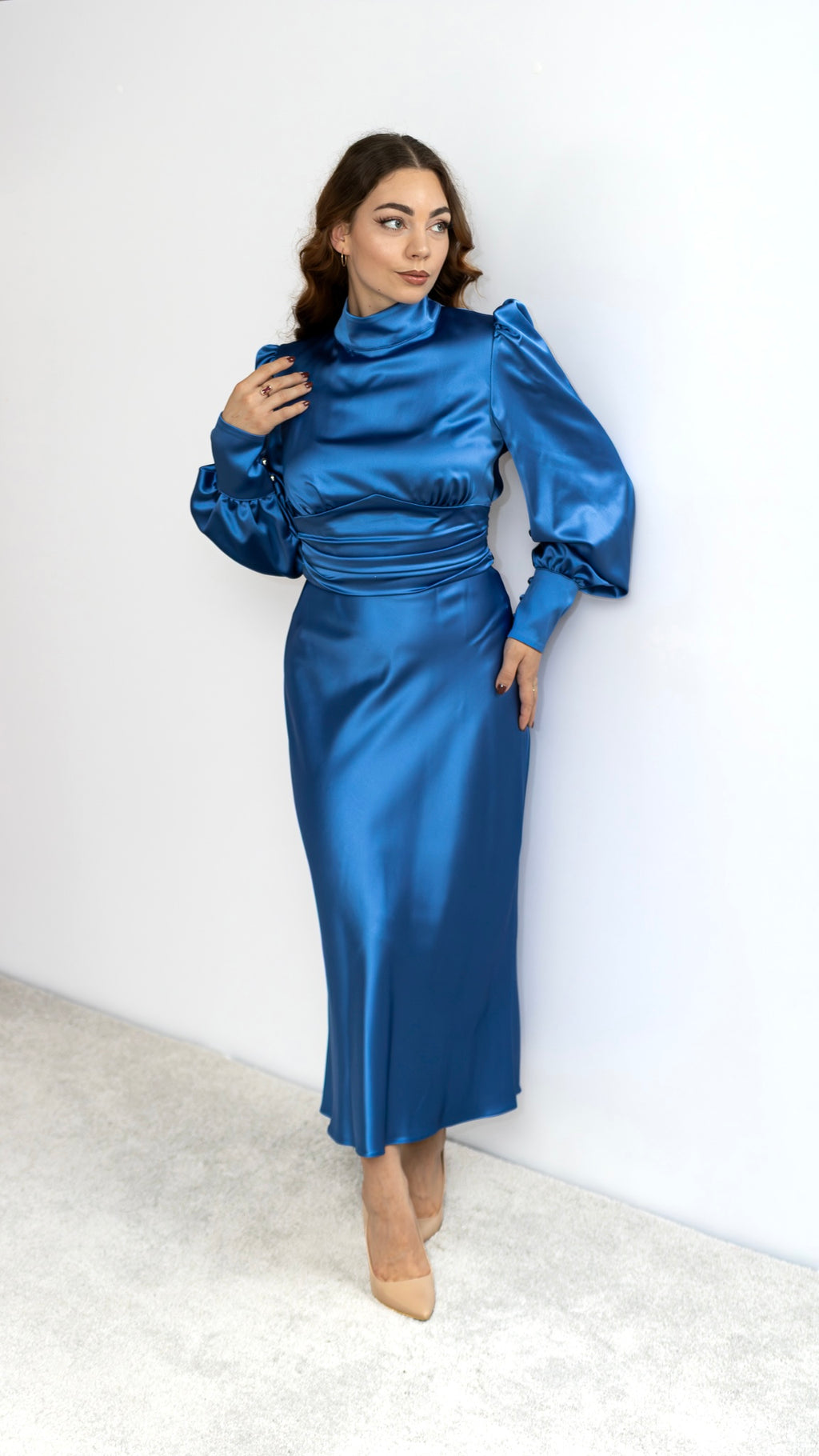 Raja satynowa sukienka midi z rękawem niebieska