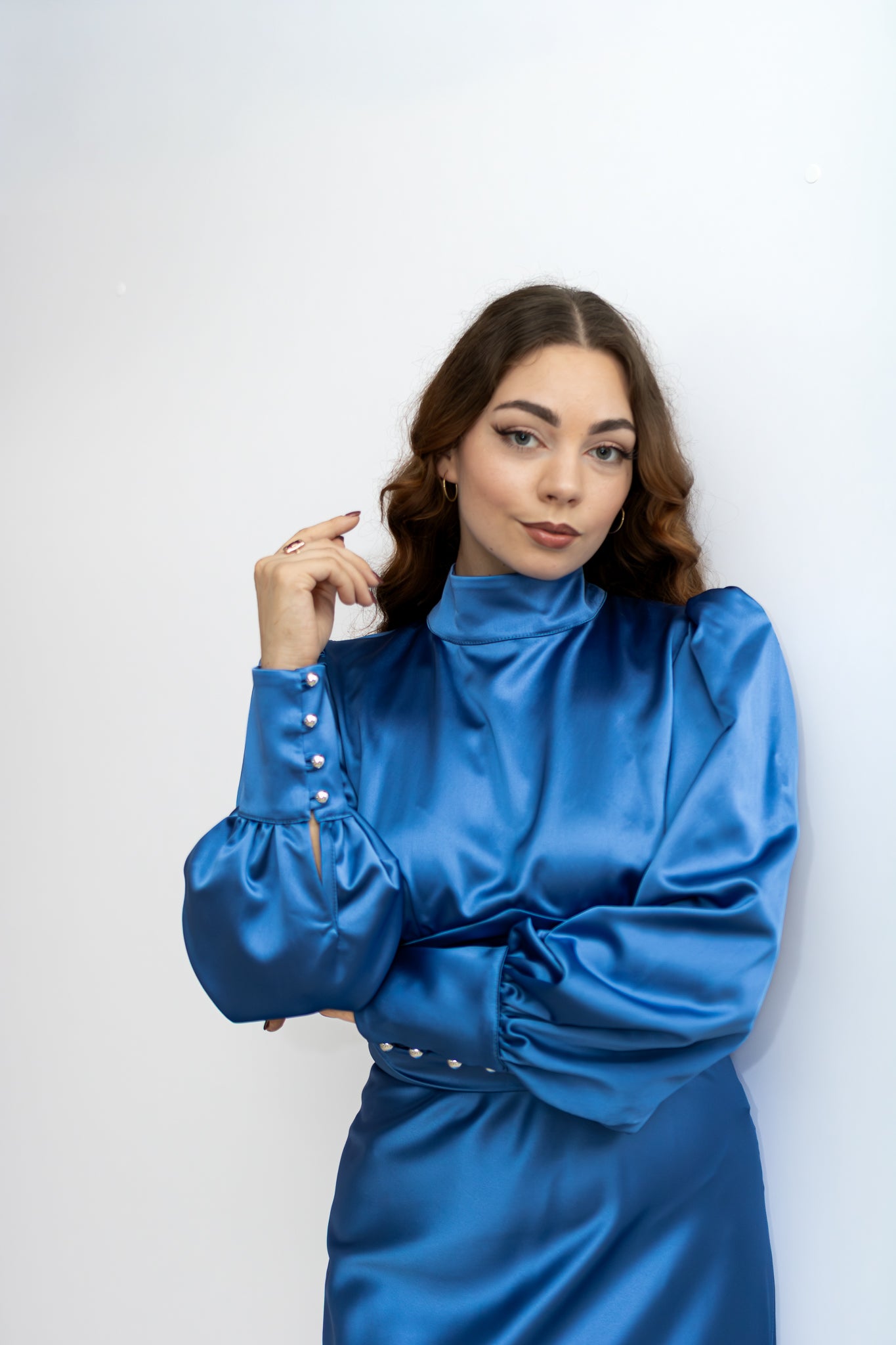 Raja satynowa sukienka midi z rękawem niebieska