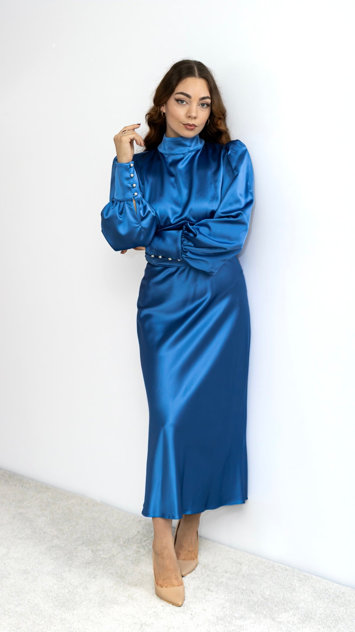 Raja satynowa sukienka midi z rękawem niebieska