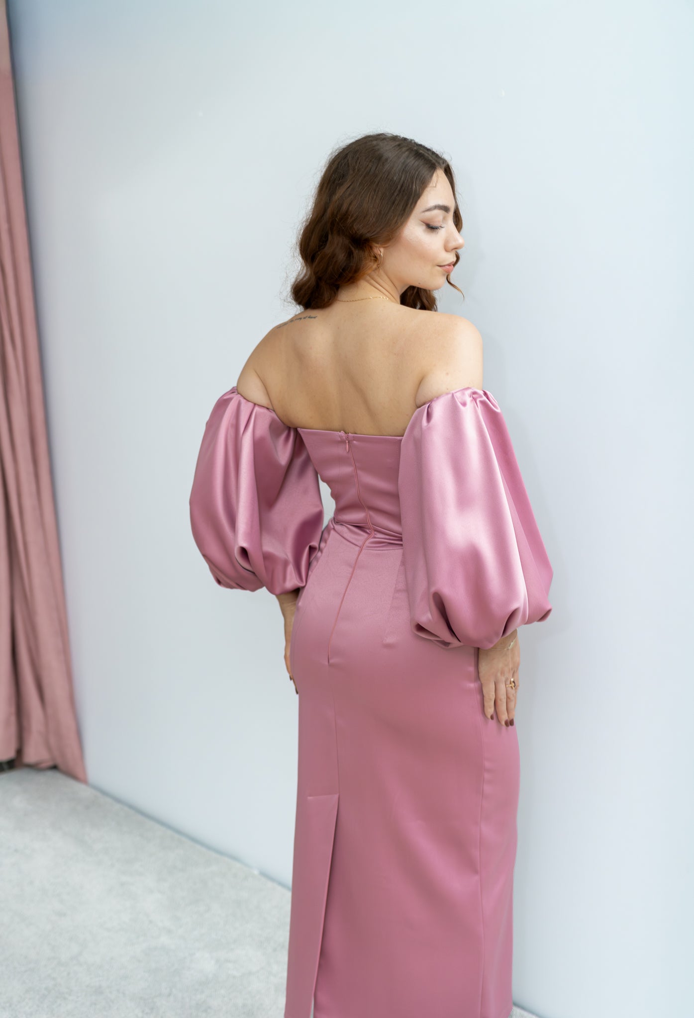 Kristall satynowa sukienka midi różowa