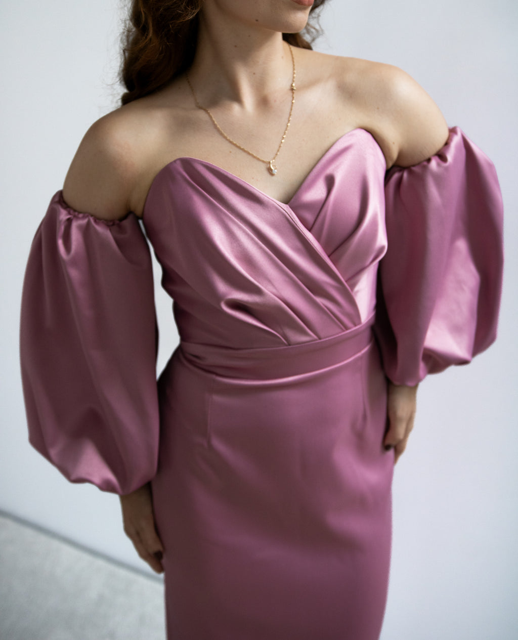 Kristall satynowa sukienka midi różowa