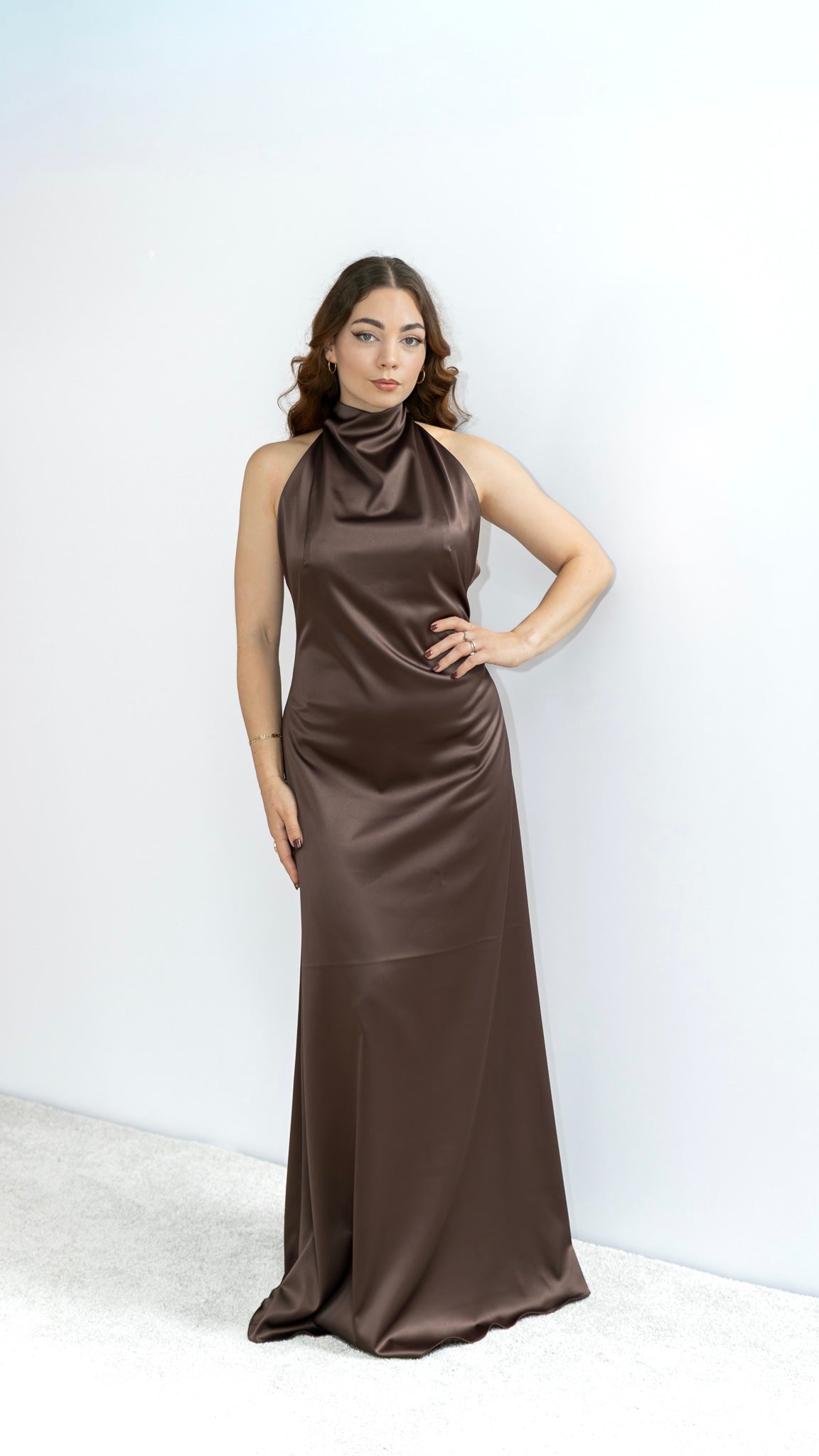 Cherryl satynowa sukienka maxi czekoladowa