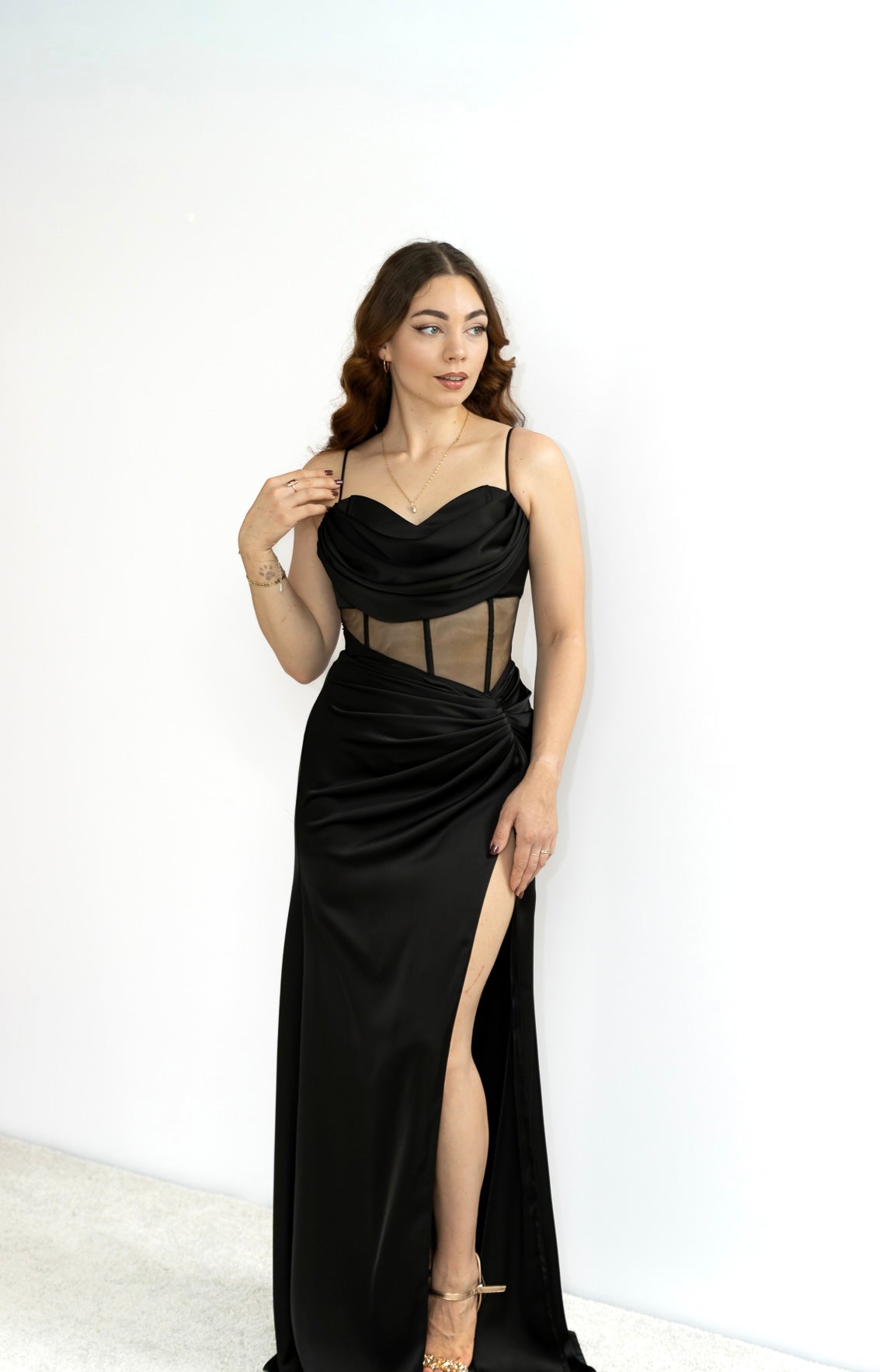 Serena satynowa czarna sukienka maxi