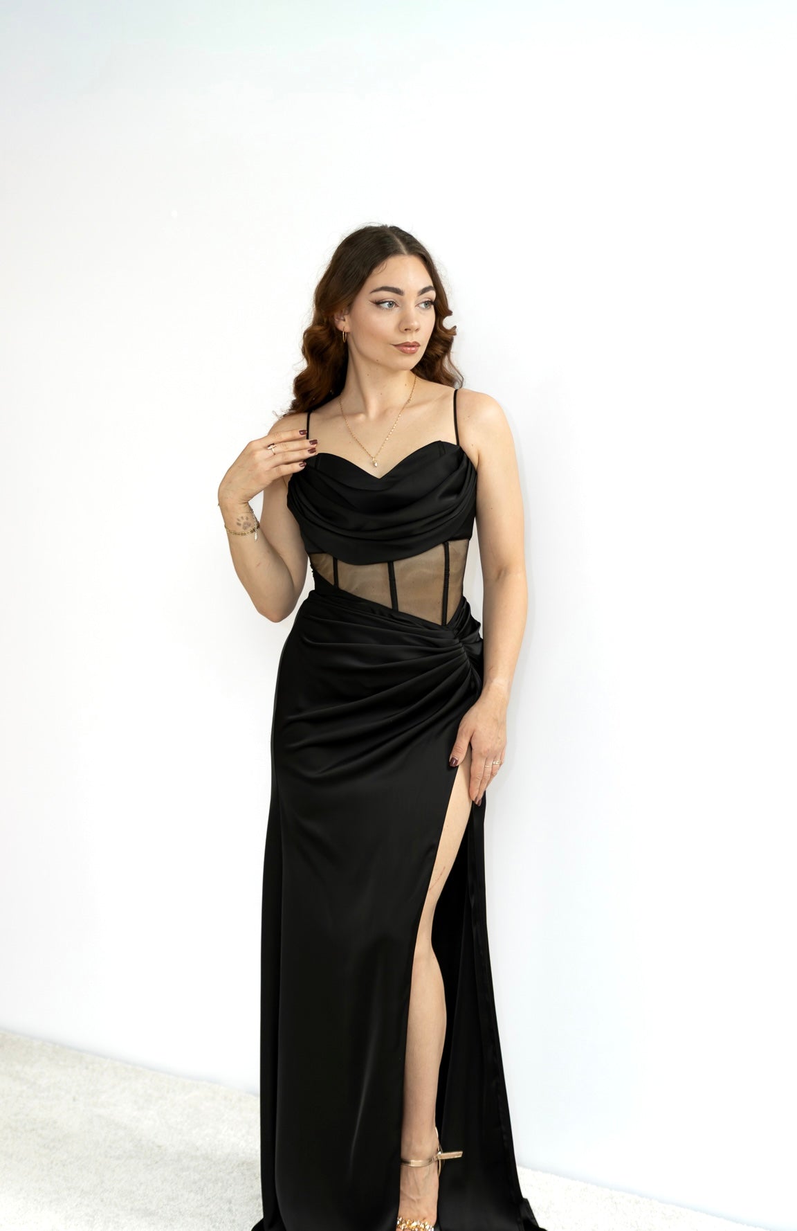 Serena satynowa czarna sukienka maxi