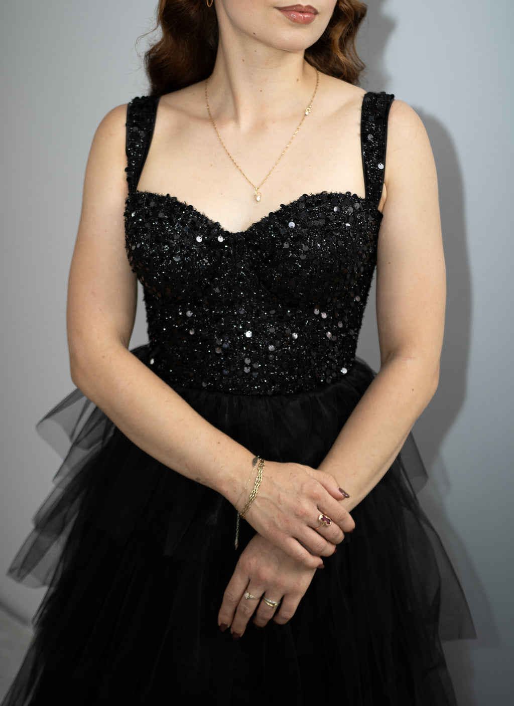 Salma gorsetowa czarna sukienka maxi z falbanami