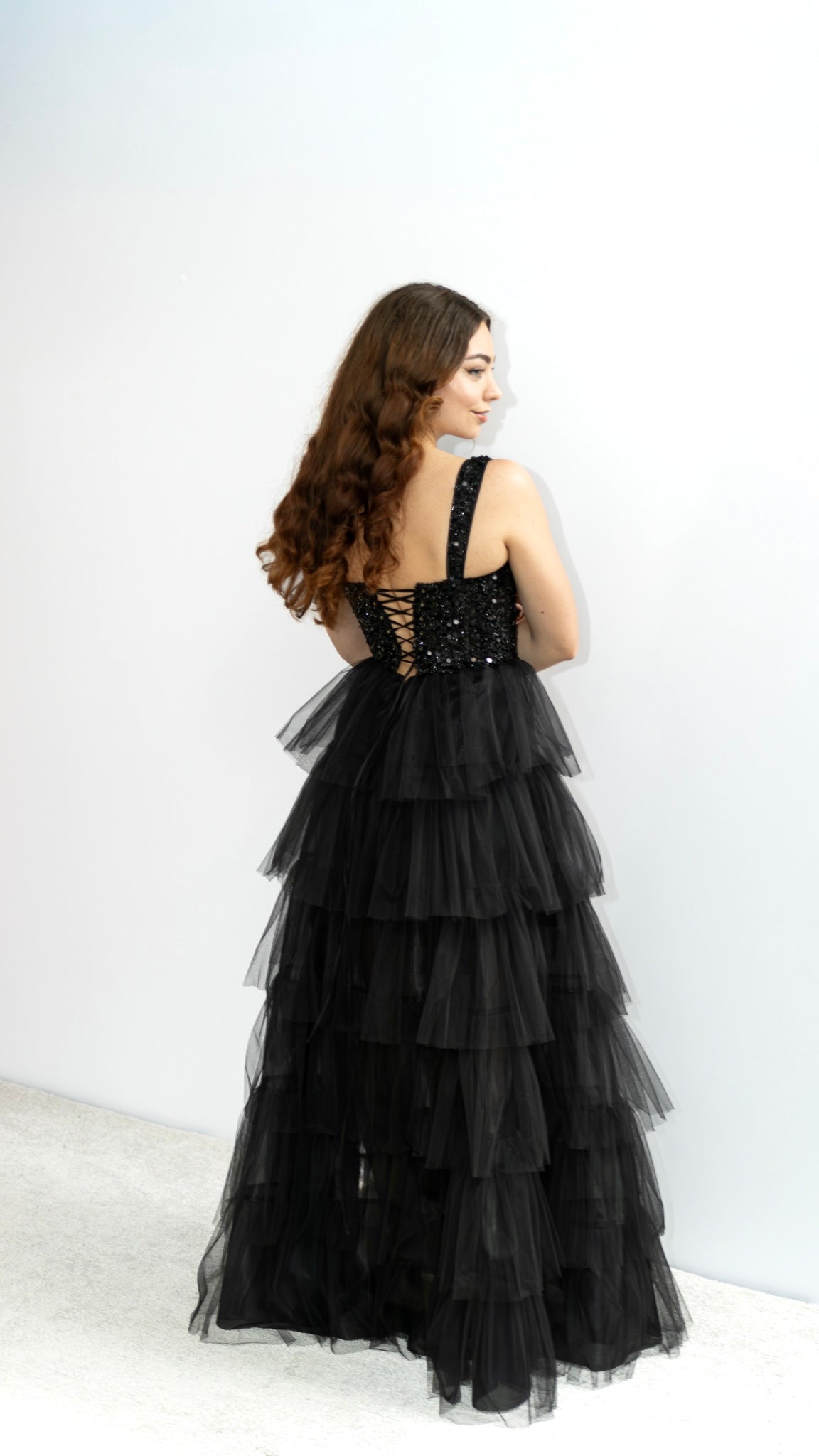 Salma gorsetowa czarna sukienka maxi z falbanami