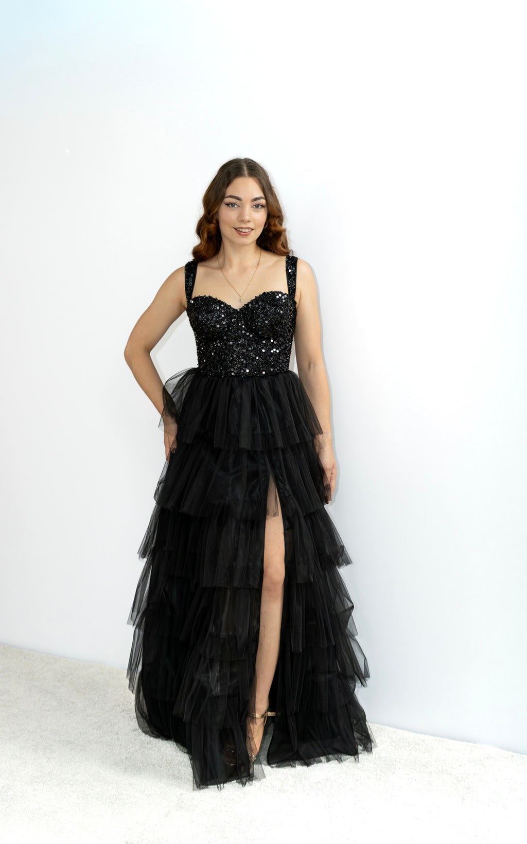 Salma gorsetowa czarna sukienka maxi z falbanami