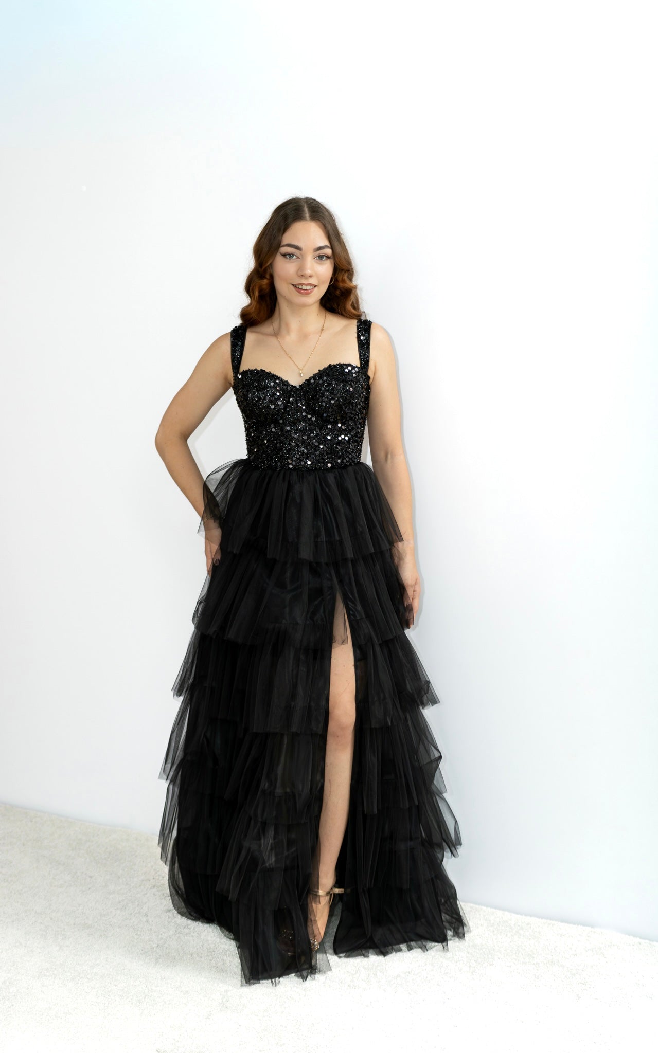 Salma gorsetowa czarna sukienka maxi z falbanami