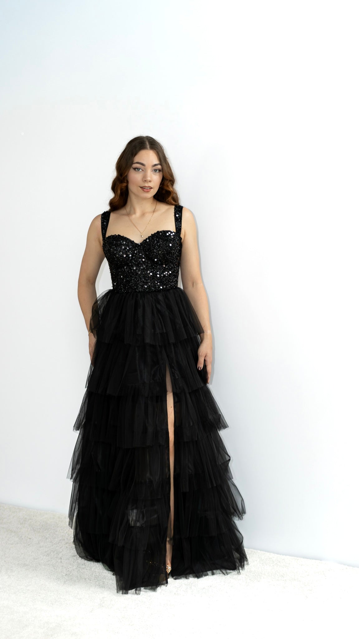 Salma gorsetowa czarna sukienka maxi z falbanami