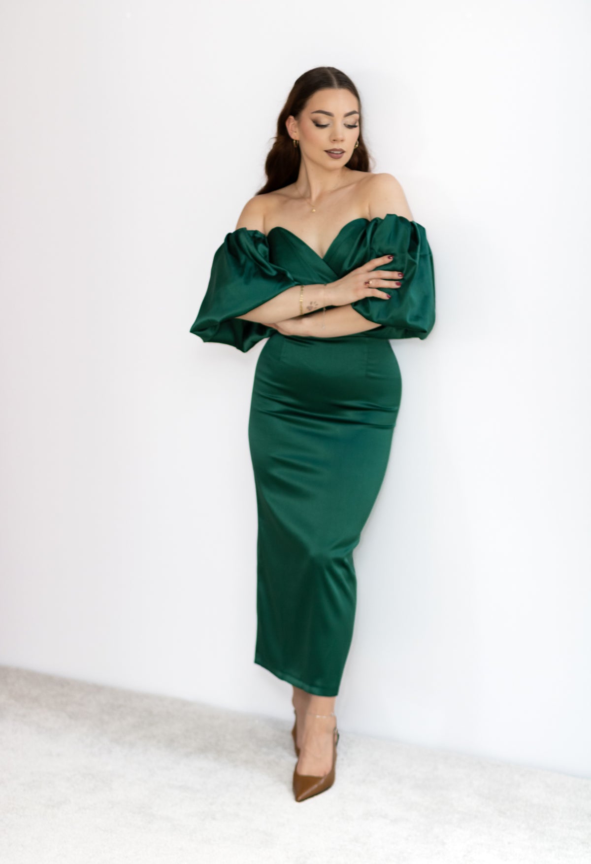 Kristall satynowa sukienka midi ciemna zieleń