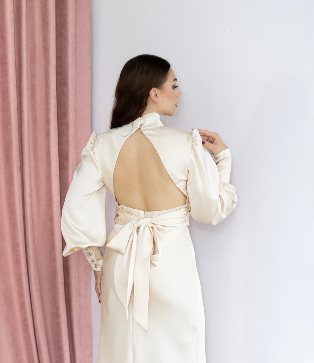 Raja satynowa sukienka midi z rękawem kremowa