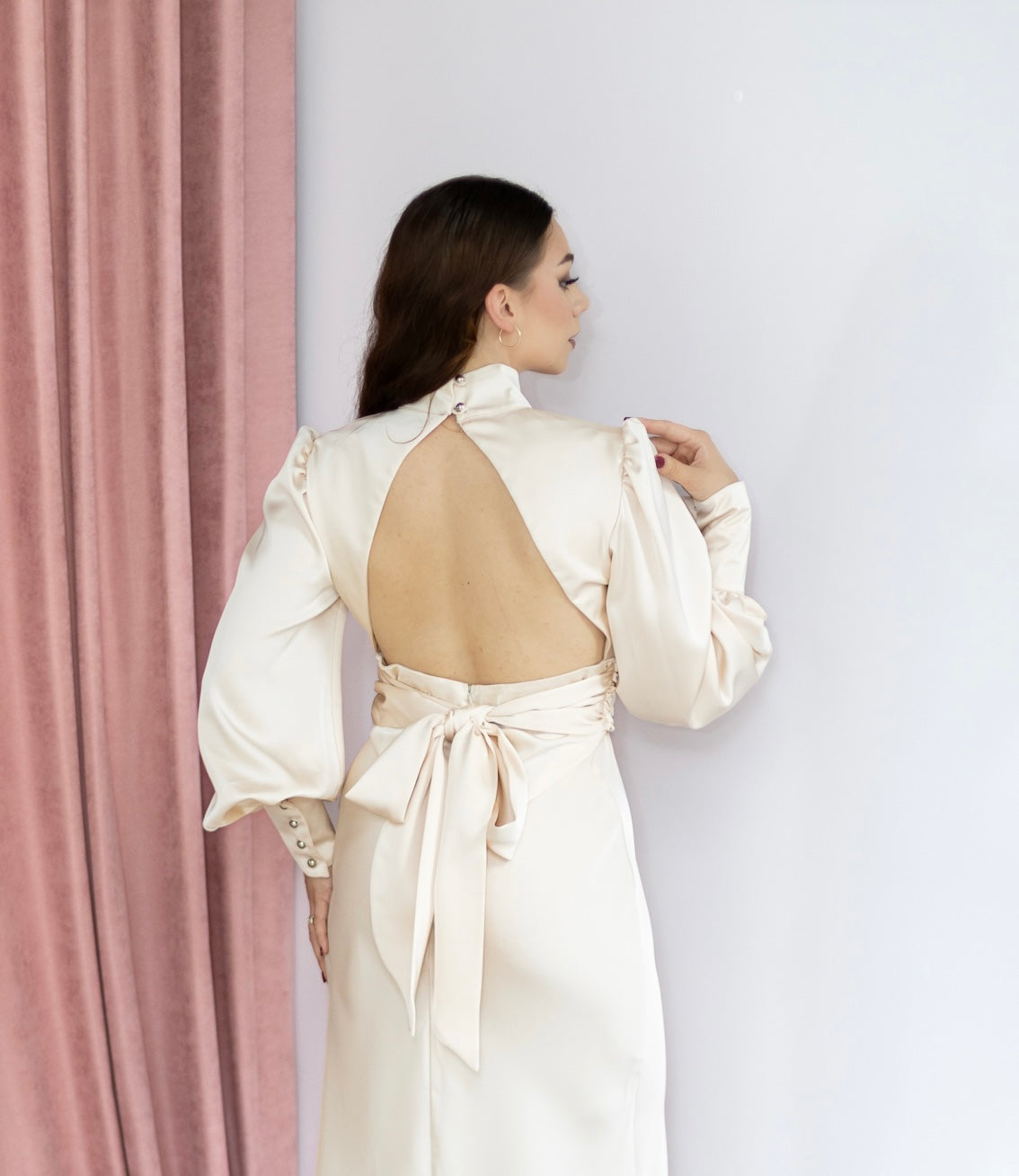 Raja satynowa sukienka midi z rękawem kremowa