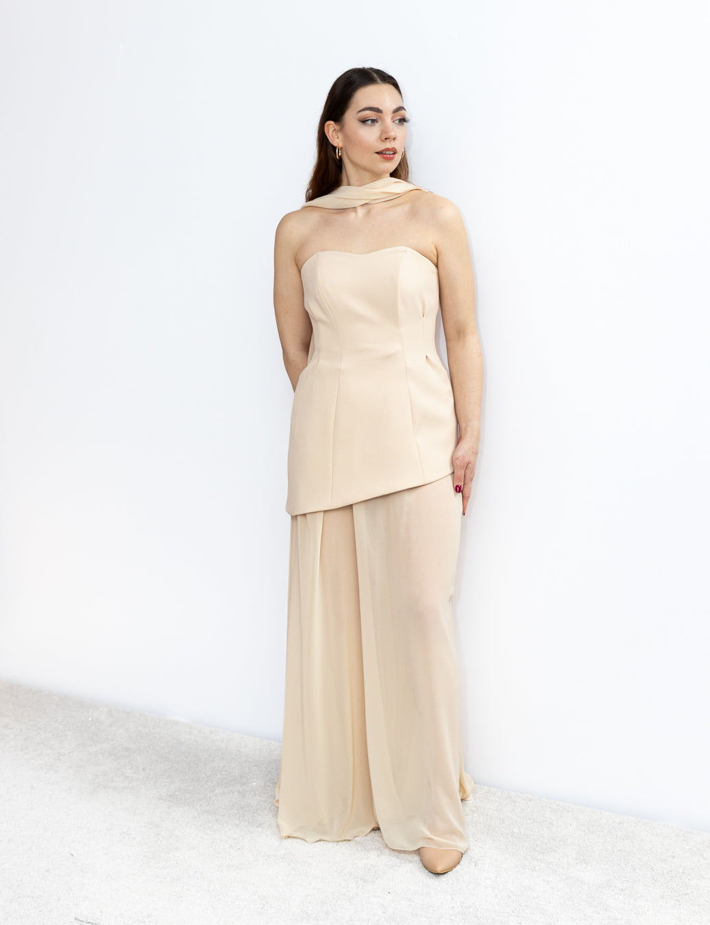 Elise gorsetowa sukienka z szyfonem beżowa