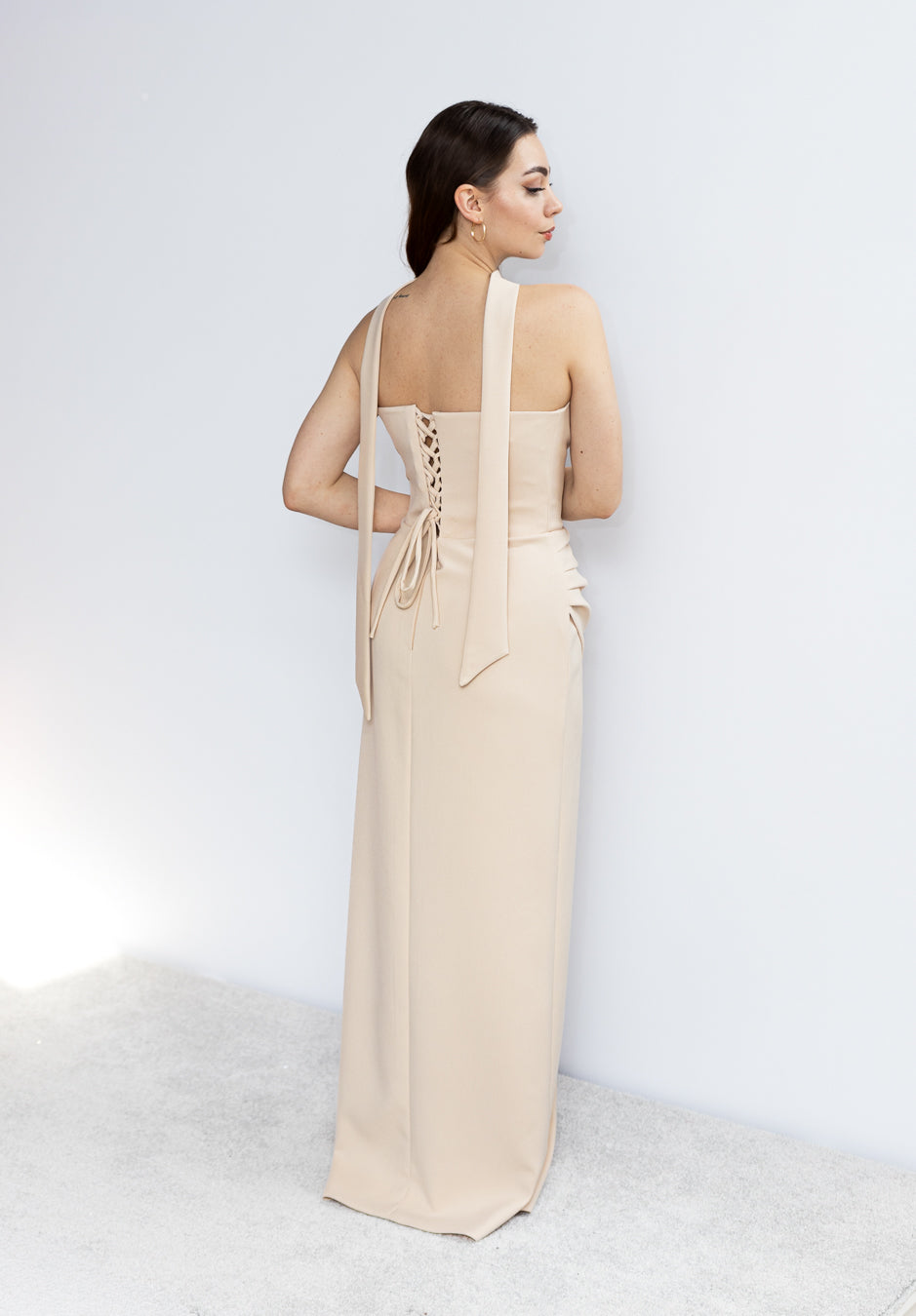 Blossom dopasowana sukienka maxi z gorsetem beż