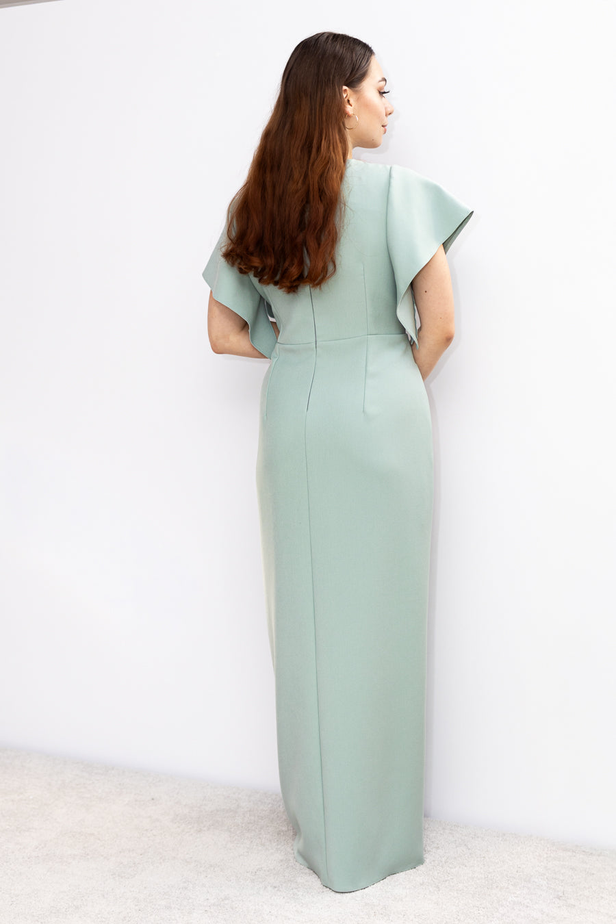 Spring dopasowana sukienka maxi z motylkiem szałwia