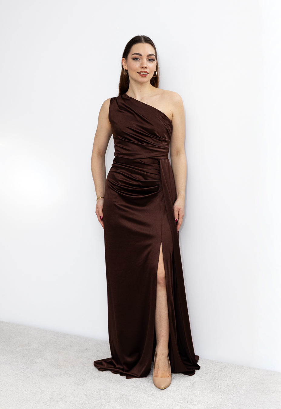 Loren asymetryczna satynowa sukienka maxi czekoladowa