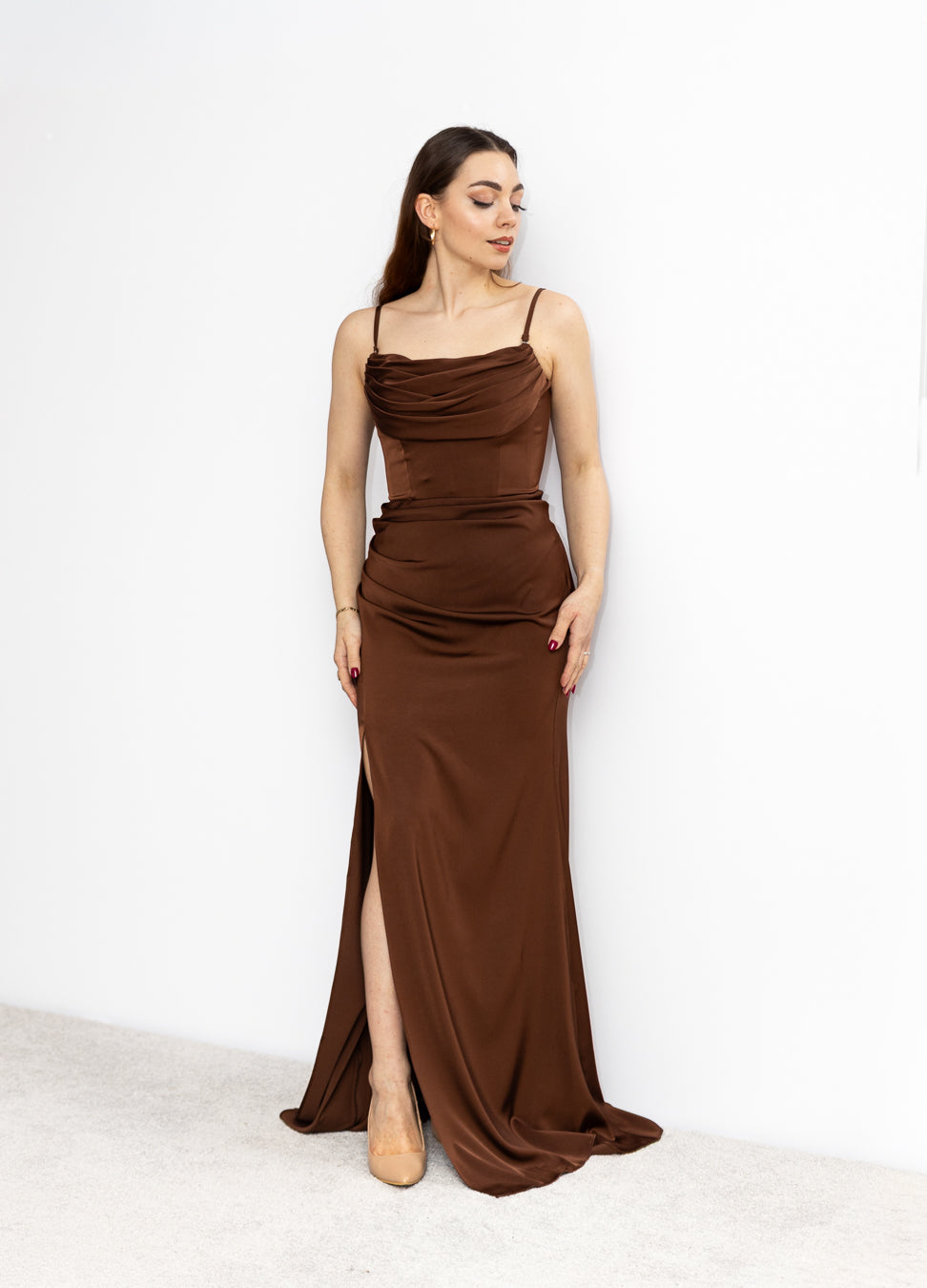 Brianna satynowa sukienka maxi czekoladowa