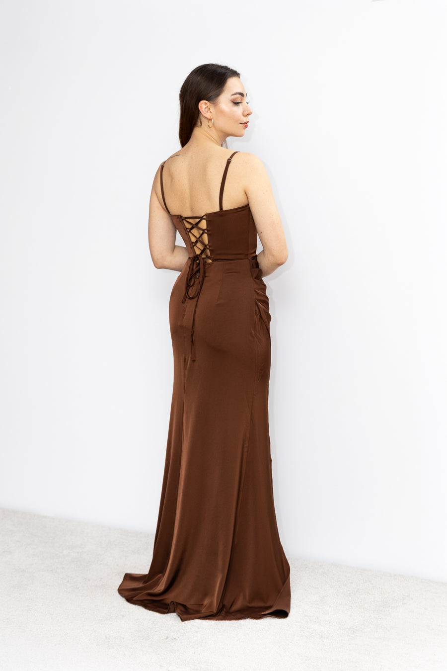 Brianna satynowa sukienka maxi czekoladowa