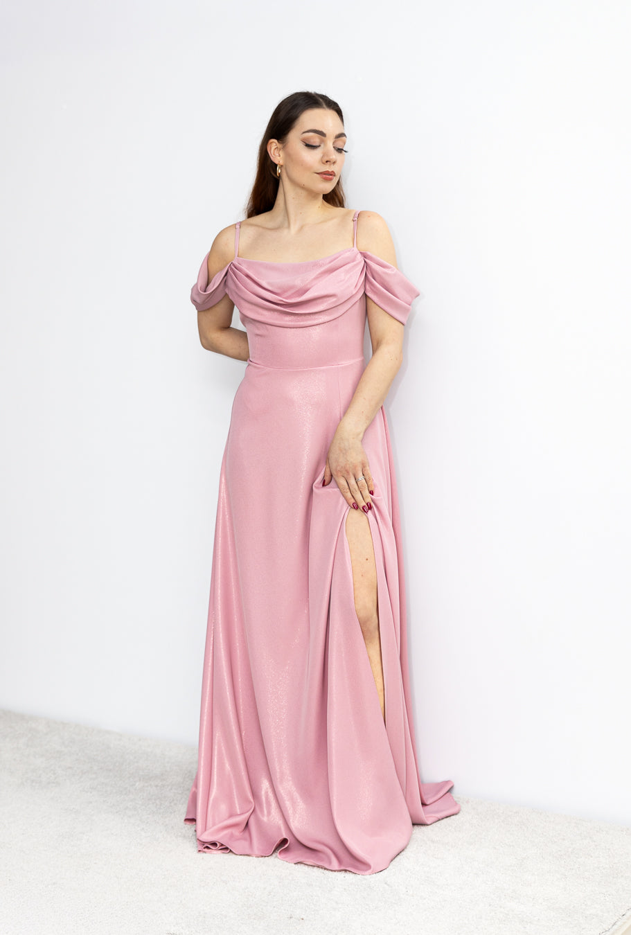 Adell rozkloszowana sukienka maxi pudrowy róż