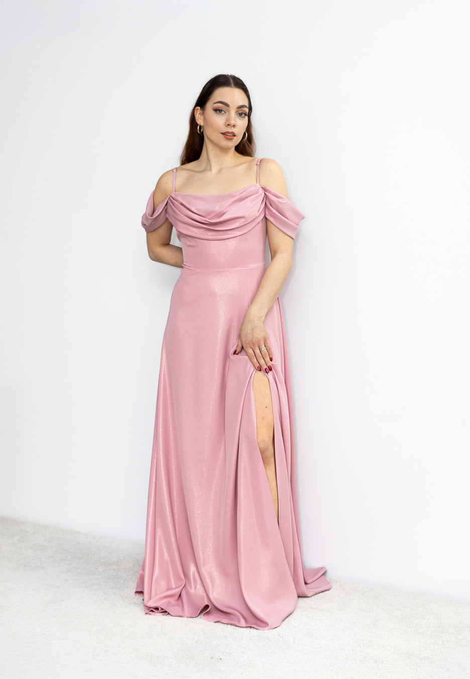 Adell rozkloszowana sukienka maxi pudrowy róż